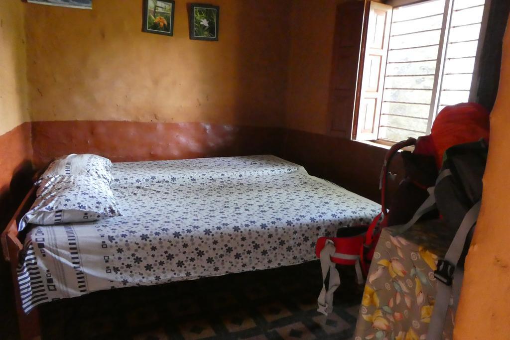 Dinesh House Bed & Breakfast โพคารา ภายนอก รูปภาพ